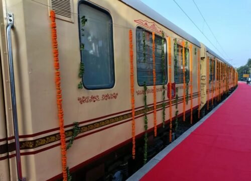 What is a Typical Day on a Luxury Train Tour? A Glimpse into the Palace on Wheels