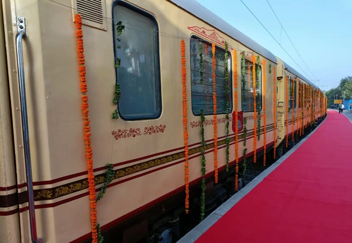 What is a Typical Day on a Luxury Train Tour? A Glimpse into the Palace on Wheels